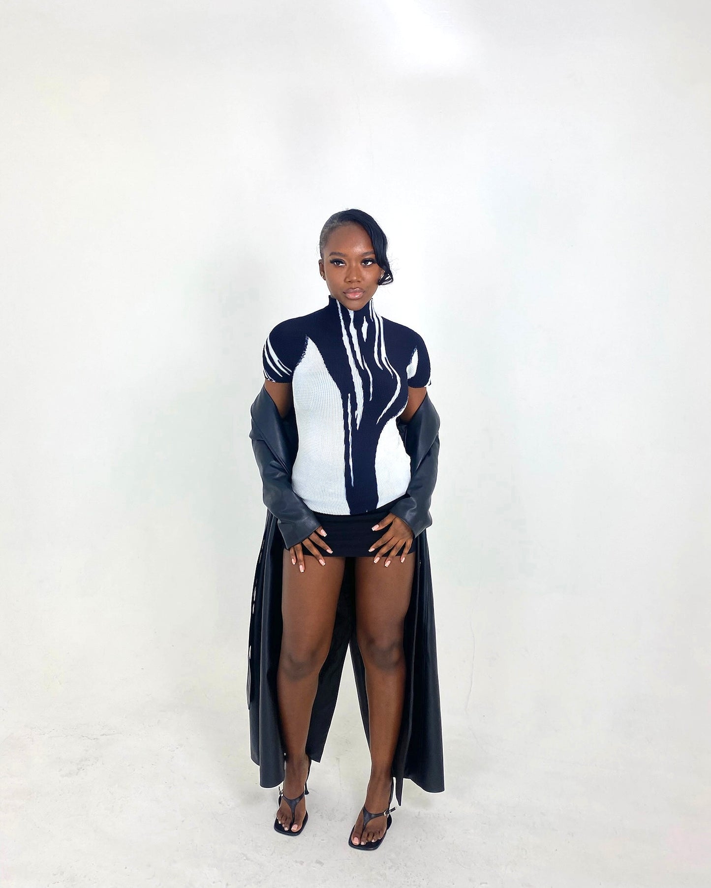 SHORT SLEEVE PLEATED TOP - BLACK AND WHITE
