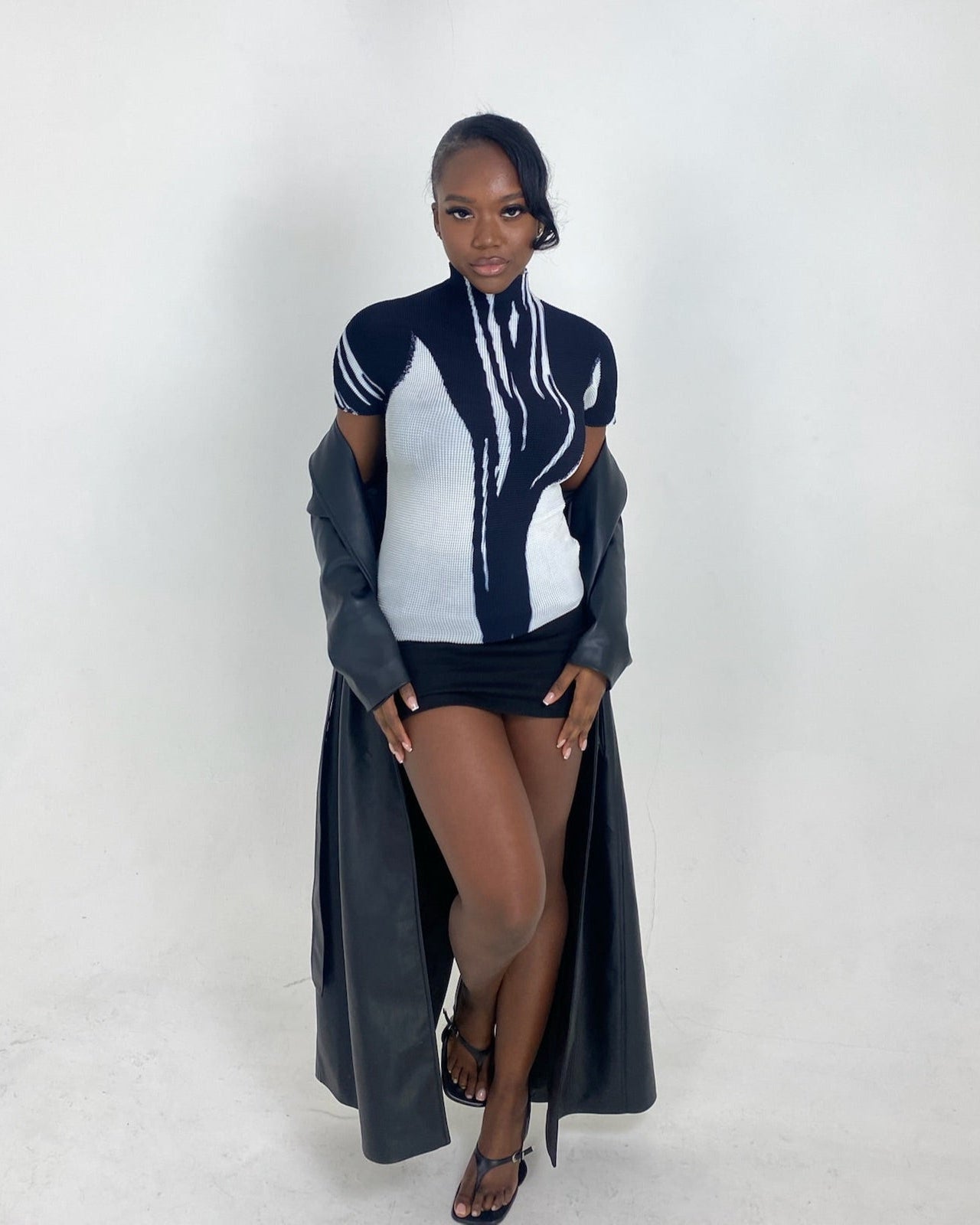 SHORT SLEEVE PLEATED TOP - BLACK AND WHITE