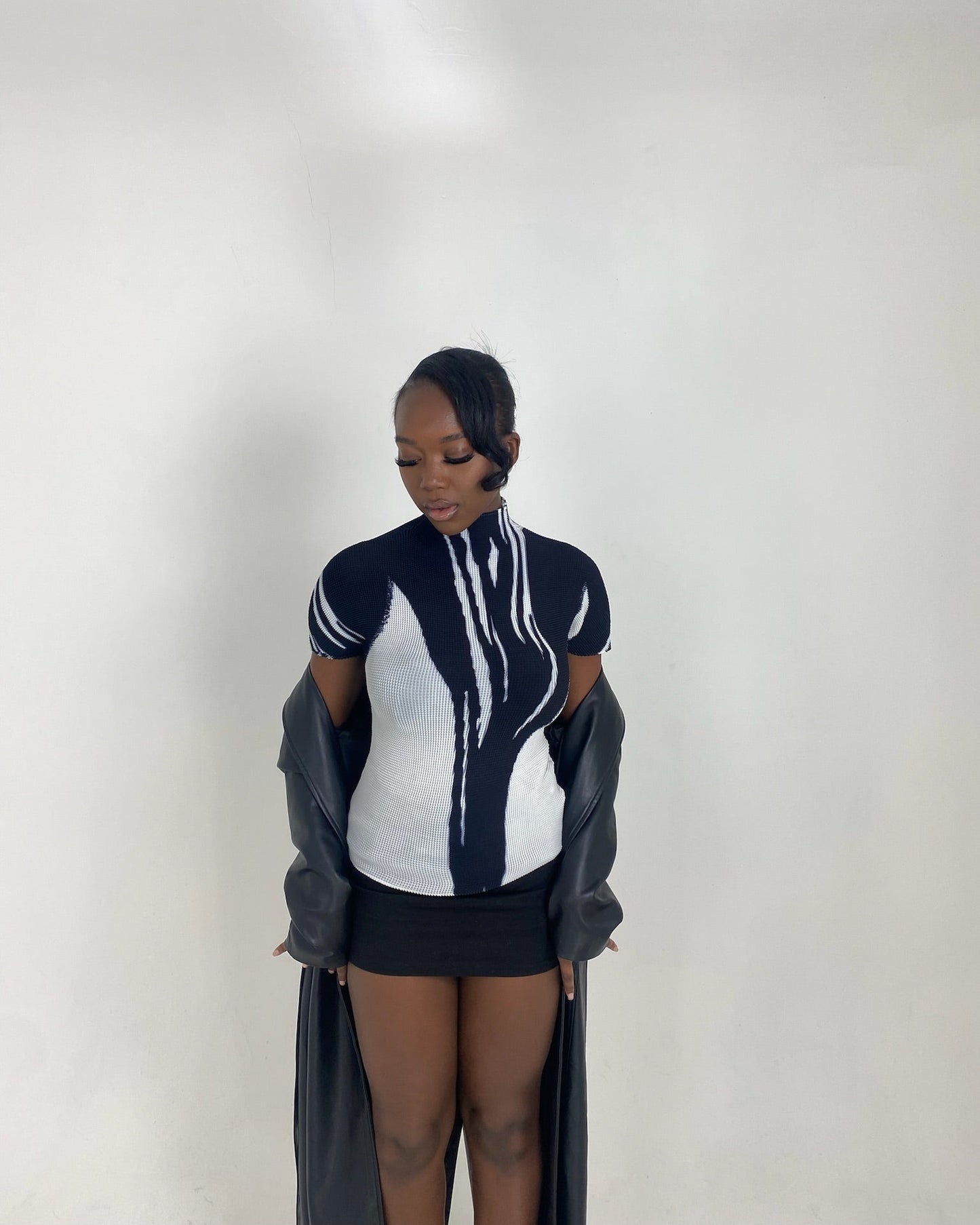SHORT SLEEVE PLEATED TOP - BLACK AND WHITE